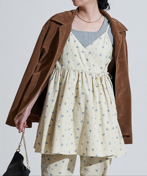 FREAK'S STORE（フリークスストア）の「カントリーフラワー コーデュロイ カシュクールキャミソール＜セットアップ対応＞/小花柄（キャミソール・レディース・キャメル/チャコール/ナチュラル・ﾌﾘ-）」の19枚目の写真