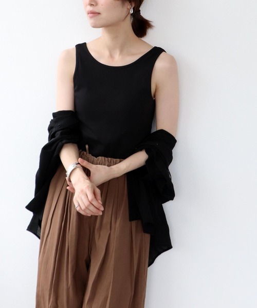 Jines(ジネス)の「【接触冷感】バックオープンタンクトップ(タンクトップ・レディース・グレイッシュベージュ/ブラウン/ブラック・38)」の10枚目の写真