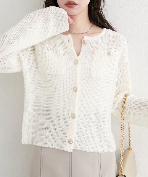 natural couture(ナチュラルクチュール)の「【WEB限定】ポケ付き金釦ワッフル編みカーディガン(カーディガン/ボレロ・レディース・ブラウン/ボルドー/ブラック/ブルー/オフホワイト・FREE)」の7枚目の写真