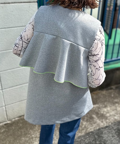 mi via loca（ミヴィアロカ）の「ダンボールBACKフリルベスト（ベスト・レディース・グレー/グレー系その他/ブラック・FREE）」の3枚目の写真