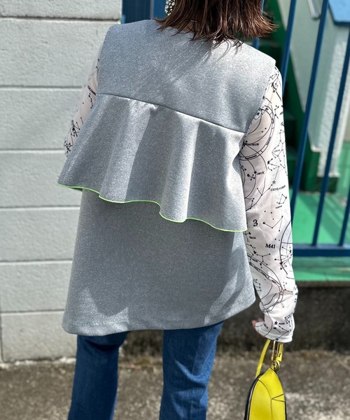 mi via loca（ミヴィアロカ）の「ダンボールBACKフリルベスト（ベスト・レディース・グレー/グレー系その他/ブラック・FREE）」の6枚目の写真