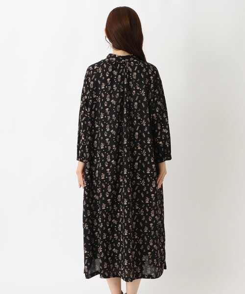 one'sterrace(ワンズテラス)の「花柄プリント 8分袖ワンピース(ワンピース・レディース・ブラック系8/ネイビー系5・02)」の5枚目の写真