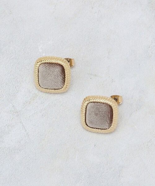OPAQUE.CLIP（オペークドットクリップ）の「ベロア×ゴールドメタル縁取りスクエアピアス（ピアス（両耳用）・レディース・ブラウン系その他/ブラック/ベージュ・00）」の3枚目の写真