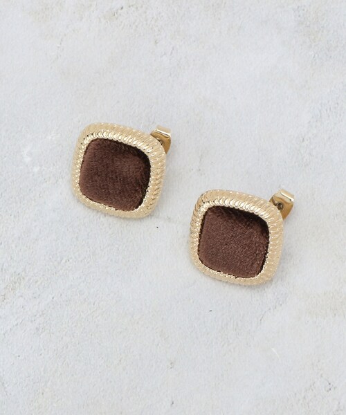OPAQUE.CLIP（オペークドットクリップ）の「ベロア×ゴールドメタル縁取りスクエアピアス（ピアス（両耳用）・レディース・ブラウン系その他/ブラック/ベージュ・00）」の2枚目の写真