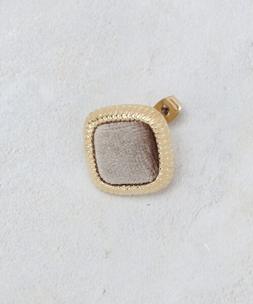 OPAQUE.CLIP（オペークドットクリップ）の「ベロア×ゴールドメタル縁取りスクエアピアス（ピアス（両耳用）・レディース・ブラウン系その他/ブラック/ベージュ・00）」の5枚目の写真