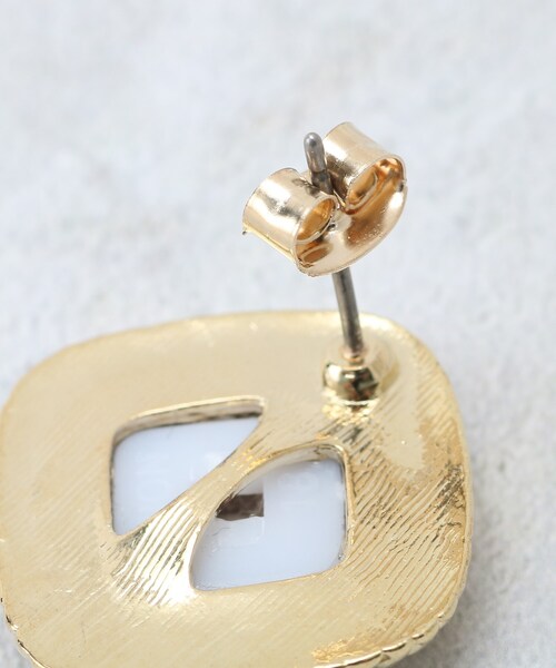 OPAQUE.CLIP（オペークドットクリップ）の「ベロア×ゴールドメタル縁取りスクエアピアス（ピアス（両耳用）・レディース・ブラウン系その他/ブラック/ベージュ・00）」の6枚目の写真