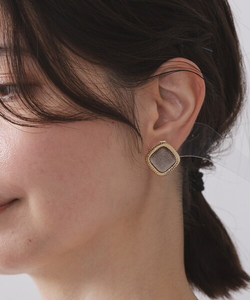 OPAQUE.CLIP（オペークドットクリップ）の「ベロア×ゴールドメタル縁取りスクエアピアス（ピアス（両耳用）・レディース・ブラウン系その他/ブラック/ベージュ・00）」の7枚目の写真