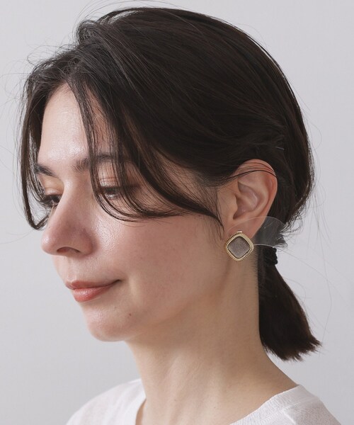 OPAQUE.CLIP（オペークドットクリップ）の「ベロア×ゴールドメタル縁取りスクエアピアス（ピアス（両耳用）・レディース・ブラウン系その他/ブラック/ベージュ・00）」の8枚目の写真