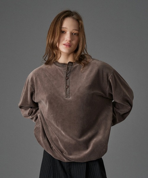 ONCILY(オンシェリー)の「VELOUR HENRY NECK T-SHIRT / ベロアヘンリーネックTシャツ(Tシャツ/カットソー・メンズ・ブラウン/ブラック/ブルー・LARGE/MEDIUM/SMALL)」の3枚目の写真