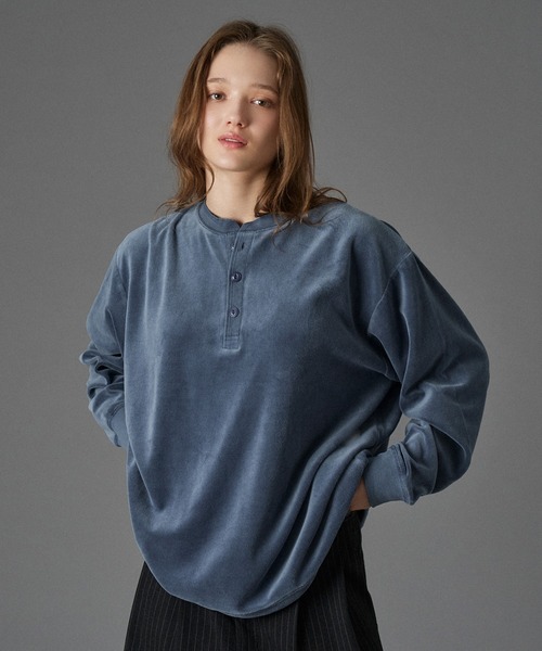 ONCILY(オンシェリー)の「VELOUR HENRY NECK T-SHIRT / ベロアヘンリーネックTシャツ(Tシャツ/カットソー・メンズ・ブラウン/ブラック/ブルー・LARGE/MEDIUM/SMALL)」の1枚目の写真