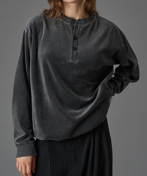 ONCILY(オンシェリー)の「VELOUR HENRY NECK T-SHIRT / ベロアヘンリーネックTシャツ(Tシャツ/カットソー・メンズ・ブラウン/ブラック/ブルー・LARGE/MEDIUM/SMALL)」の4枚目の写真