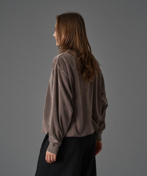 ONCILY(オンシェリー)の「VELOUR HENRY NECK T-SHIRT / ベロアヘンリーネックTシャツ(Tシャツ/カットソー・メンズ・ブラウン/ブラック/ブルー・LARGE/MEDIUM/SMALL)」の5枚目の写真