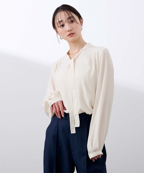 UR'S(ユアーズ)の「Vネックタイブラウス(シャツ/ブラウス・レディース・ネイビー/ベージュ/アイボリー・L/M/S)」の11枚目の写真