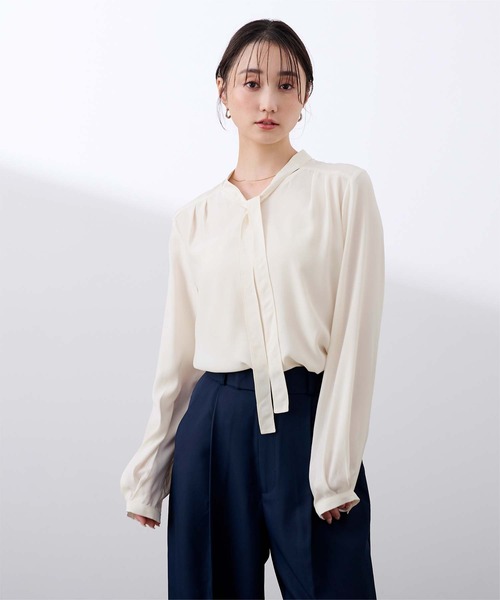 UR'S(ユアーズ)の「Vネックタイブラウス(シャツ/ブラウス・レディース・ネイビー/ベージュ/アイボリー・L/M/S)」の13枚目の写真