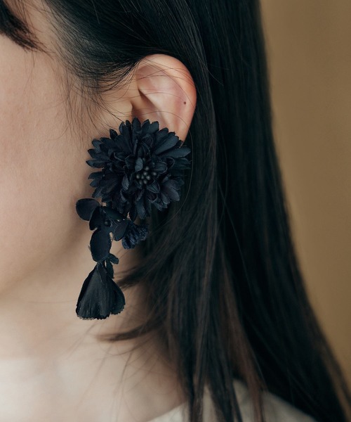 m.soeur(エムスール)の「黒いお花の揺れるイヤリング(イヤリング・レディース・ブラック・FREE)」の2枚目の写真