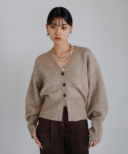 ENC（エンク）の「alpaca touch V neck cardigan / アルパカタッチVネックカーディガン（カーディガン/ボレロ・レディース・ベージュ/アイボリー/チャコールグレー・FREE）」の3枚目の写真