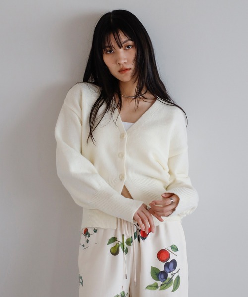 ENC（エンク）の「alpaca touch V neck cardigan / アルパカタッチVネックカーディガン（カーディガン/ボレロ・レディース・ベージュ/アイボリー/チャコールグレー・FREE）」の2枚目の写真
