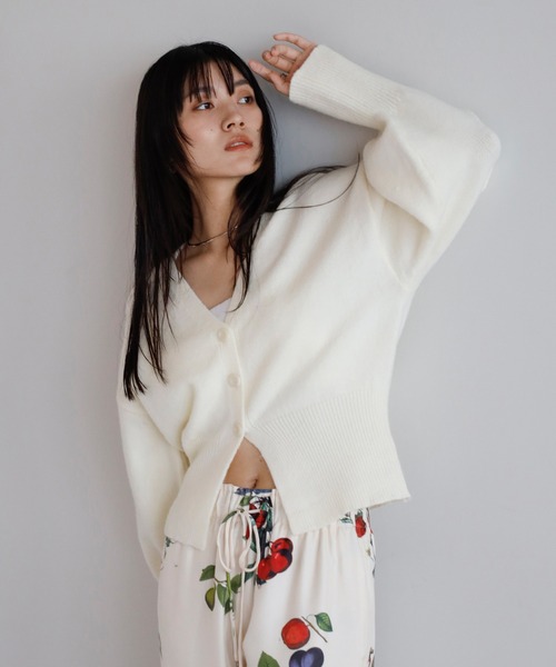 ENC（エンク）の「alpaca touch V neck cardigan / アルパカタッチVネックカーディガン（カーディガン/ボレロ・レディース・ベージュ/アイボリー/チャコールグレー・FREE）」の4枚目の写真