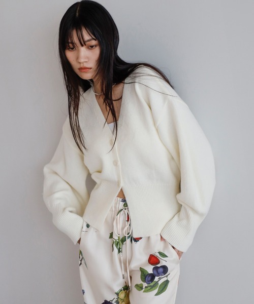 ENC（エンク）の「alpaca touch V neck cardigan / アルパカタッチVネックカーディガン（カーディガン/ボレロ・レディース・ベージュ/アイボリー/チャコールグレー・FREE）」の6枚目の写真