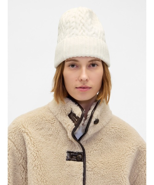 GAP（ギャップ）の「CashSoft カシミヤタッチ ケーブルニット ビーニー（ニットキャップ/ビーニー・メンズ・グレー/アイボリー・ONE SIZE）」の2枚目の写真