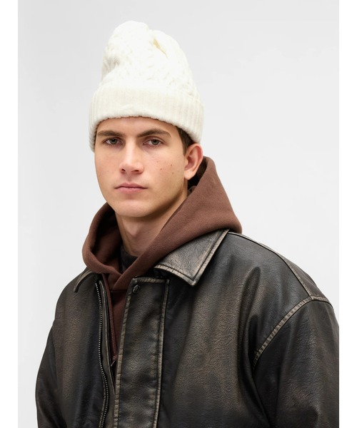 GAP（ギャップ）の「CashSoft カシミヤタッチ ケーブルニット ビーニー（ニットキャップ/ビーニー・メンズ・グレー/アイボリー・ONE SIZE）」の4枚目の写真