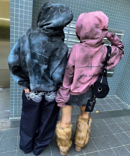 ARULE(アルール)の「A'GEM/9 × .kom 『ARULE/アルール』TOTAL ANARCHY Cropped Zip Hoodie /TOTAL ANARCHYクロップドZIPフーディー(パーカー・レディース・カモフラージュ/ピンク/ブラック・FREE)」の16枚目の写真