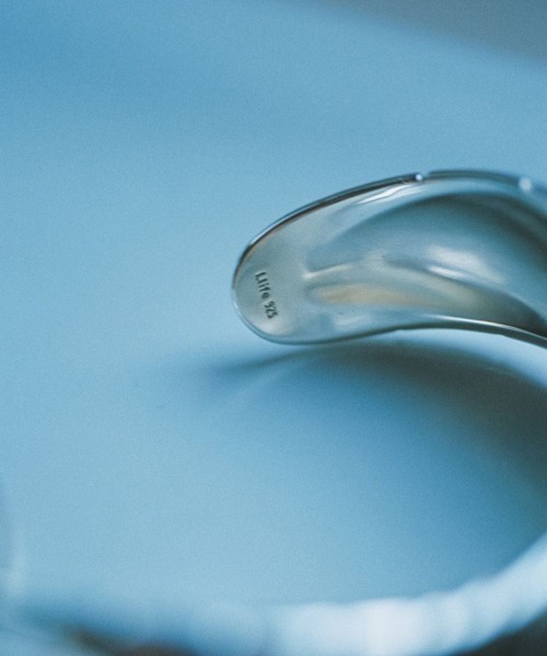 LIDNM(リドム)の「Llife FLAQUE BANGLE(バングル/リストバンド・メンズ・シルバー・FREE)」の4枚目の写真