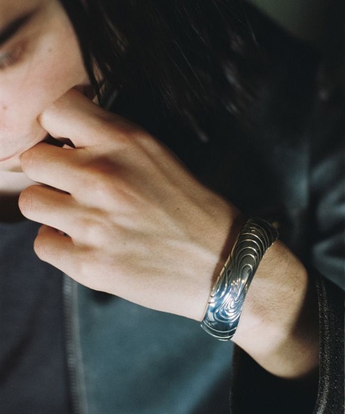 LIDNM(リドム)の「Llife FLAQUE BANGLE(バングル/リストバンド・メンズ・シルバー・FREE)」の5枚目の写真
