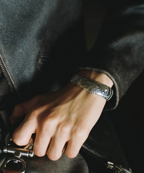 LIDNM(リドム)の「Llife FLAQUE BANGLE(バングル/リストバンド・メンズ・シルバー・FREE)」の10枚目の写真