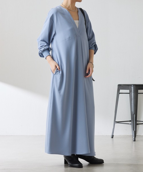 COLLAGE GALLARDAGALANTE（コラージュガリャルダガランテ）の「ジャージVネックワンピース/セットアップ可（ワンピース・レディース・ブラック/サックスブルー・FREE）」の19枚目の写真