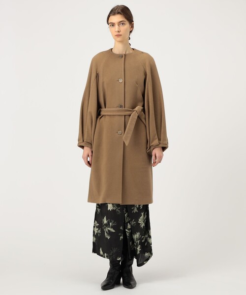 TOMORROWLAND （トゥモローランド）の「MARTIN GRANT CAPE BALOON コート（ノーカラーコート・レディース・ブラック系その他/ベージュ・36）」の4枚目の写真