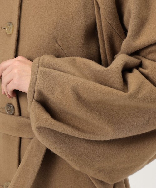 TOMORROWLAND （トゥモローランド）の「MARTIN GRANT CAPE BALOON コート（ノーカラーコート・レディース・ブラック系その他/ベージュ・36）」の9枚目の写真