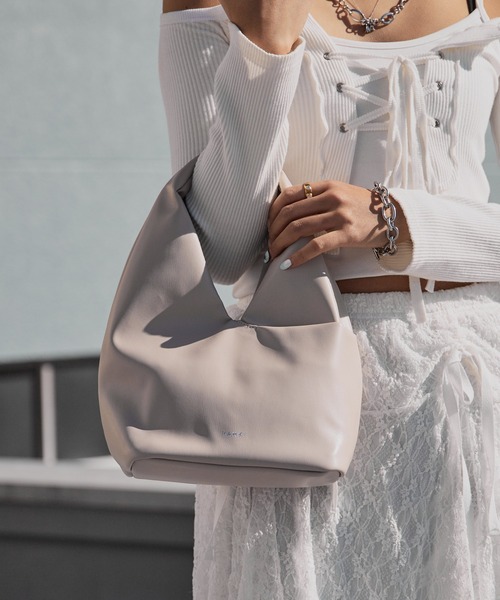 YAHKI（ヤーキ）の「YAHKI/ヤーキ FAKE LEATJER ブランドロゴ ワンショルダーバッグ 2026年春夏（ハンドバッグ・レディース・ブラック/ライトブルー/アイボリー・FREE）」の2枚目の写真