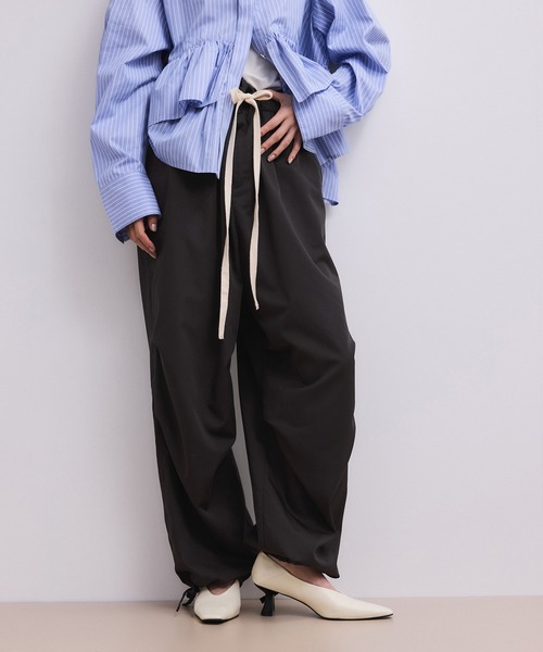 ADAM ET ROPE'(アダムエロペ)の「【WEB限定】リラックスパラシュートパンツ(その他パンツ・レディース・チャコールグレー/ブラウン・38/36)」の2枚目の写真