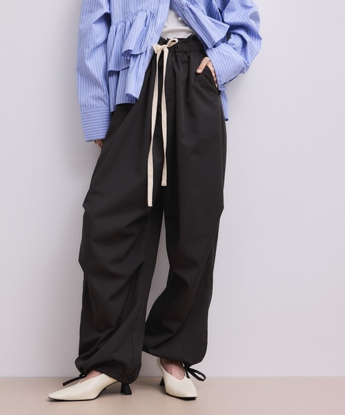 ADAM ET ROPE'(アダムエロペ)の「【WEB限定】リラックスパラシュートパンツ(その他パンツ・レディース・チャコールグレー/ブラウン・38/36)」の17枚目の写真