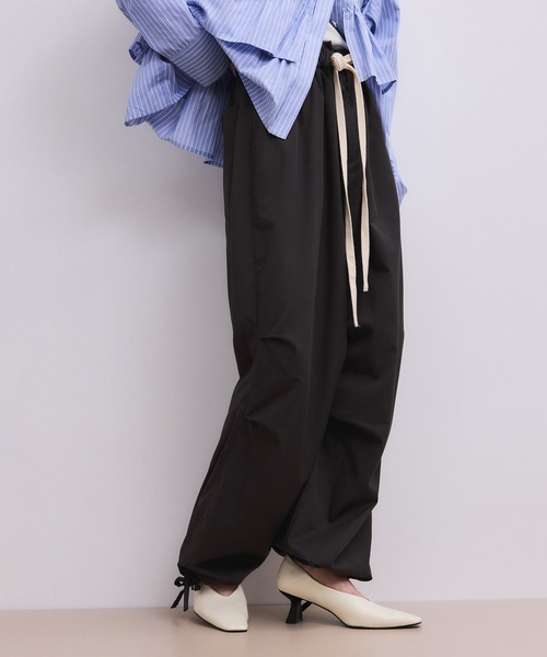 ADAM ET ROPE'(アダムエロペ)の「【WEB限定】リラックスパラシュートパンツ(その他パンツ・レディース・チャコールグレー/ブラウン・38/36)」の18枚目の写真