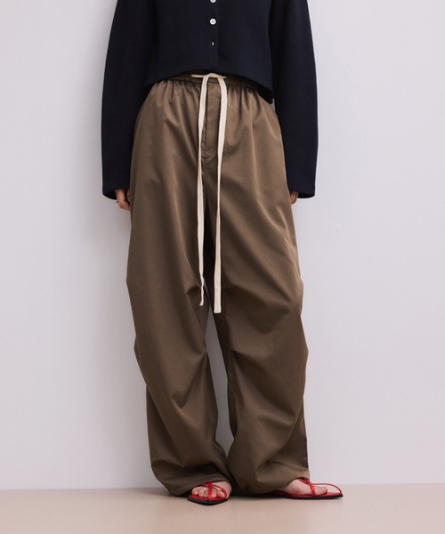 ADAM ET ROPE'(アダムエロペ)の「【WEB限定】リラックスパラシュートパンツ(その他パンツ・レディース・チャコールグレー/ブラウン・38/36)」の21枚目の写真