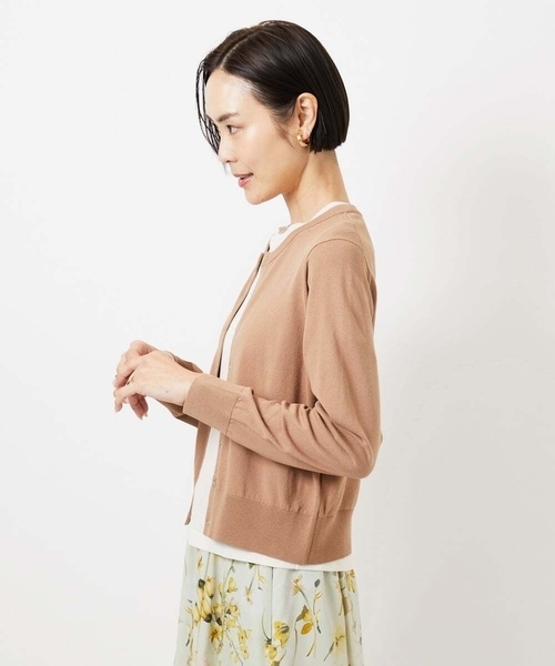 MICHEL KLEIN(ミッシェル・クラン)の「コンパクトクルーネックカーディガン(カーディガン/ボレロ・レディース・ブルー/サンドベージュ・38)」の10枚目の写真