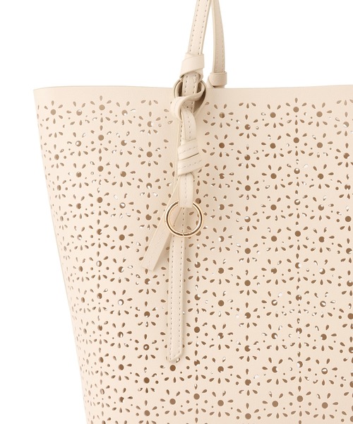 ROPE' PICNIC(ロペピクニック)の「フルーレットパンチングレーストートバッグ/A4対応(トートバッグ・レディース・オフホワイト/ブラウン・FREE)」の7枚目の写真
