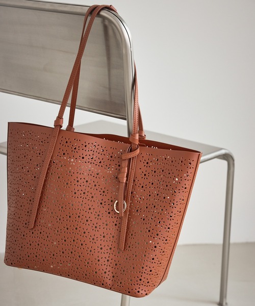 ROPE' PICNIC(ロペピクニック)の「フルーレットパンチングレーストートバッグ/A4対応(トートバッグ・レディース・オフホワイト/ブラウン・FREE)」の21枚目の写真