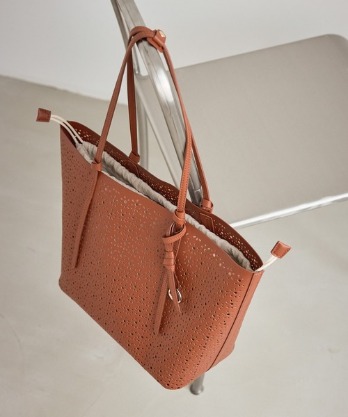 ROPE' PICNIC(ロペピクニック)の「フルーレットパンチングレーストートバッグ/A4対応(トートバッグ・レディース・オフホワイト/ブラウン・FREE)」の20枚目の写真