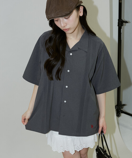 U.S. POLO ASSN.(ユーエスポロアッスン)の「U.S. POLO ASSN.U.S. POLO ASSN. × PUBLUX/ユーエスポロアッスン 別注 ワンポイント ピンタックシャツ 限定展開(シャツ/ブラウス・メンズ・グレー/チャコールグレー/ブラック/サックスブルー・S/M/L)」の17枚目の写真