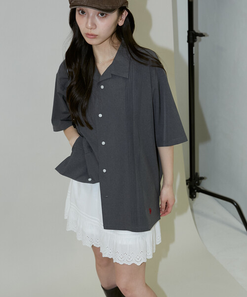 U.S. POLO ASSN.(ユーエスポロアッスン)の「U.S. POLO ASSN.U.S. POLO ASSN. × PUBLUX/ユーエスポロアッスン 別注 ワンポイント ピンタックシャツ 限定展開(シャツ/ブラウス・メンズ・グレー/チャコールグレー/ブラック/サックスブルー・S/M/L)」の21枚目の写真