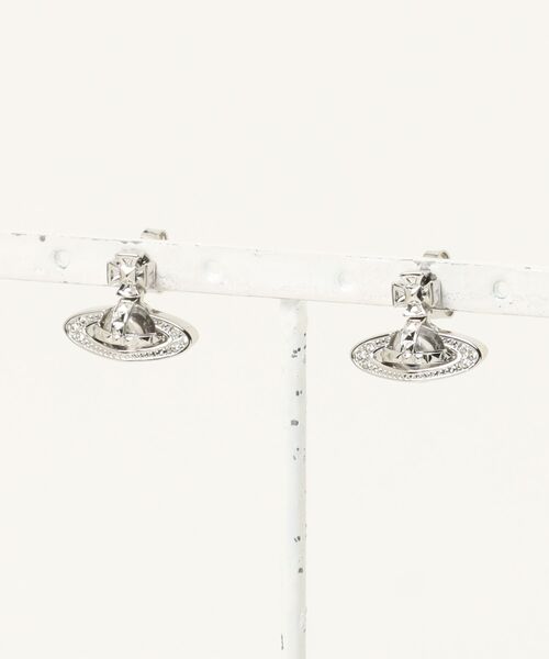 Vivienne Westwood(ヴィヴィアンウエストウッド)の「PINA BAS RELIEF EARRINGS(その他・レディース・シルバー/ブラック/ゴールド/ピンクゴールド・FREE)」の3枚目の写真