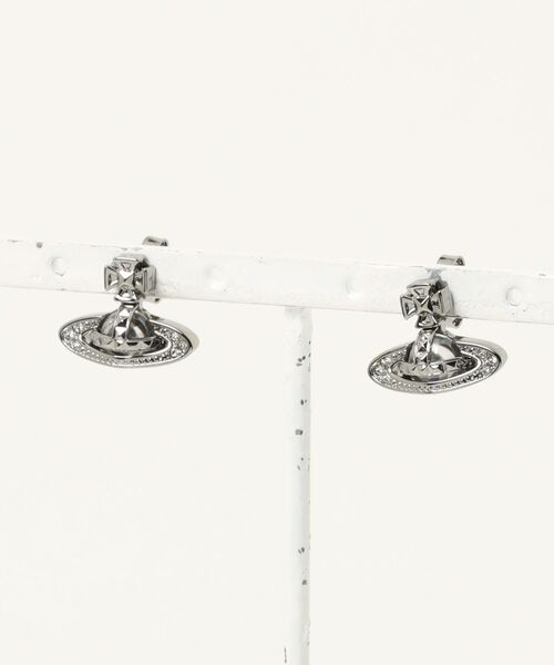 Vivienne Westwood(ヴィヴィアンウエストウッド)の「PINA BAS RELIEF EARRINGS(その他・レディース・シルバー/ブラック/ゴールド/ピンクゴールド・FREE)」の2枚目の写真