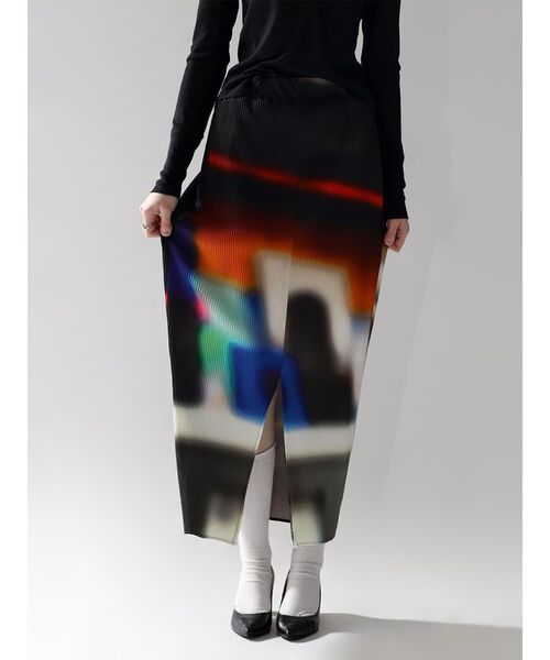 :ETHROF(イーサオブ)の「MULTICOLOR DESIGN PLEAT TIGHT SKIRT(スカート・レディース・ブラック/ブルー・MEDIUM)」の3枚目の写真