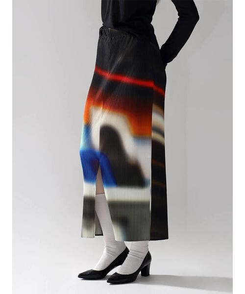 :ETHROF(イーサオブ)の「MULTICOLOR DESIGN PLEAT TIGHT SKIRT(スカート・レディース・ブラック/ブルー・MEDIUM)」の5枚目の写真