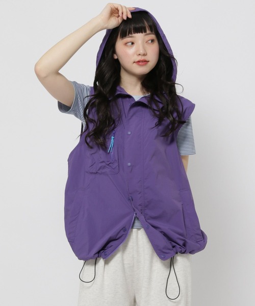 niko and...(ニコアンド)の「ナイロンBOYSフードベスト(ベスト・レディース・ブラック/パープル・FREE)」の2枚目の写真