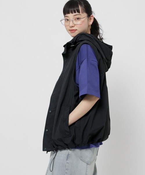 niko and...(ニコアンド)の「ナイロンBOYSフードベスト(ベスト・レディース・ブラック/パープル・FREE)」の1枚目の写真