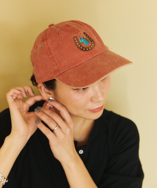 FREAK'S STORE(フリークスストア)の「TOYAMEG × FREAK'S STORE/トーヤメグ フリークスストア TOYAMEG Kaiun Horse Cap ワンポイント ピグメント 刺繍キャップ(キャップ・メンズ・ブルー/オレンジ/グリーン・ONE SIZE)」の2枚目の写真